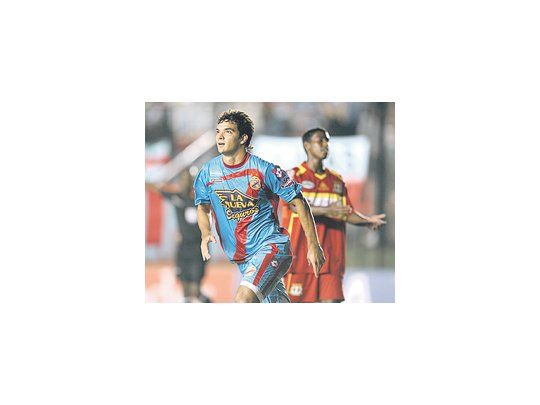 Emilio Zelaya festeja su gol en Sarandí, donde Arsenal fue muy superior al Huancayo y le ganó 3 a 0.