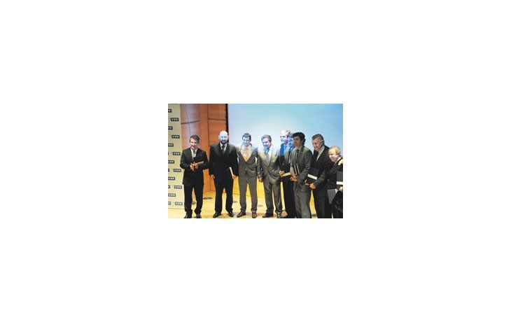 Urribarri, Insfrán, Galuccio, Beder, De Vido, Closs, Urtubey, Gioja y Peralta, en el acto de ayer en Puerto Madero.