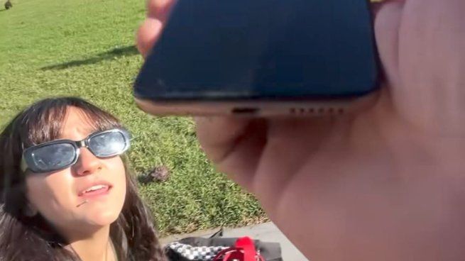 Varias personas eran sorprendidas luego de que el usuario se acercara a sus celulares.