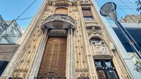 Inmueble. El petit hotel, sobre la calle Suipacha, no pasa desapercibido gracias a su&nbsp; fachada única.&nbsp;