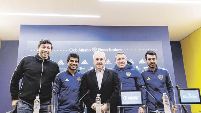 Ratificado. Jorge Bermúdez, Hugo Ibarra, Jorge Amor Ameal, Roberto Pompei y Leandro Gracián durante la confirmación del cuerpo técnico de Boca hasta fin de año.