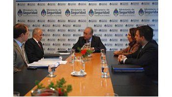 Además de Puricilli y Lamberto, de la reunión participaron también la secretaria de Cooperación con los Poderes Judiciales, Ministerios Públicos y Legislaturas, Cristina Caamaño; el secretario ejecutivo del Consejo de Seguridad Interior, Mauro Vega; y el secretario de Seguridad pública de Santa Fe, Matías Drivet.