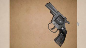 Tiene 12 años, le robó el arma a su mamá y la mostró en el colegio
