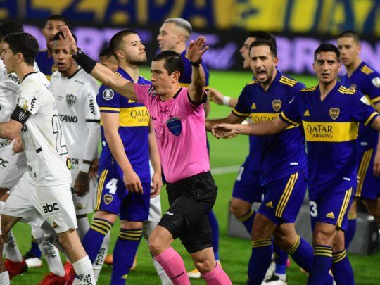 El árbitro Andrés Rojas Noguera anuló el gol de Diego “Pulpo” González a instancias del VAR.