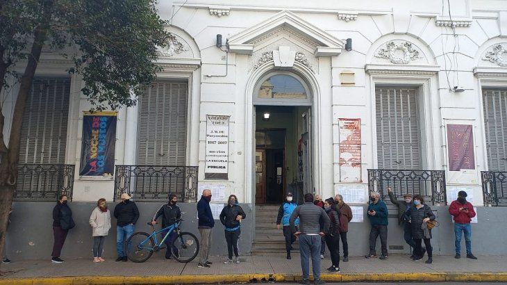 En el Colegio Número 7 Juan Martín de Pueyrredón del barrio porteño de San Telmo, denuncian que no llegaron pasadas las 9.30 a habilitar la reapertura de los comicios por parte de la Justicia Electoral.