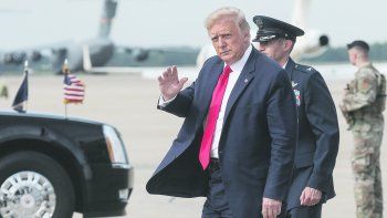¿JUSTO A TIEMPO?.Donald Trump saluda al abordar el avión para regresar a Washington desde Carolina del Norte. La cercanía de la vacuna contra el covid-19 puede ser su carta electoral más importante.