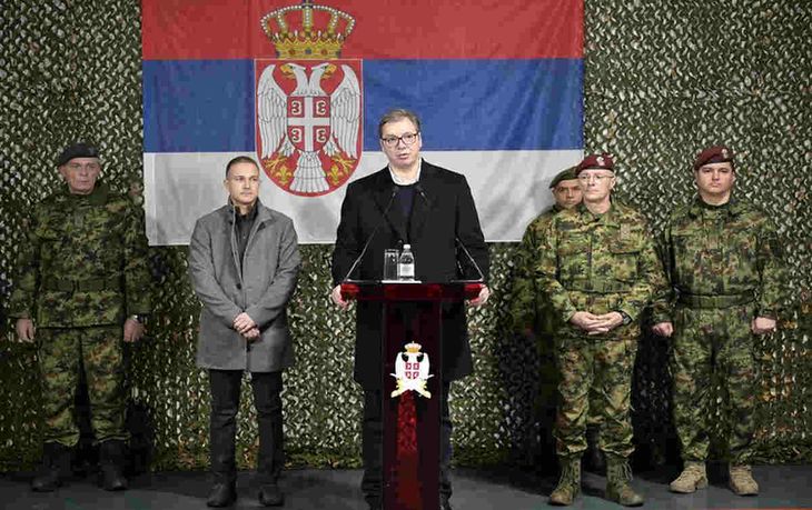 El ministro de Defensa de Serbia negó movimientos de sus tropas en territorio kosovar.