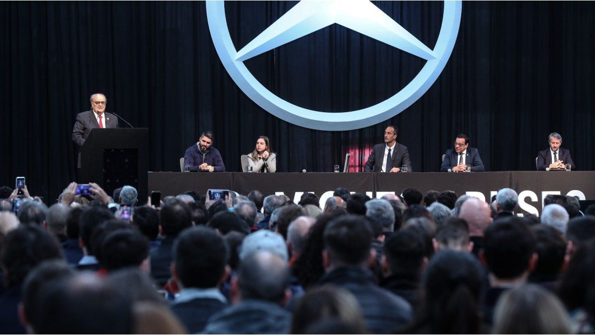 Mercedes-Benz Trucks and Buses inaugurated auto parts logistics center in Zárate
