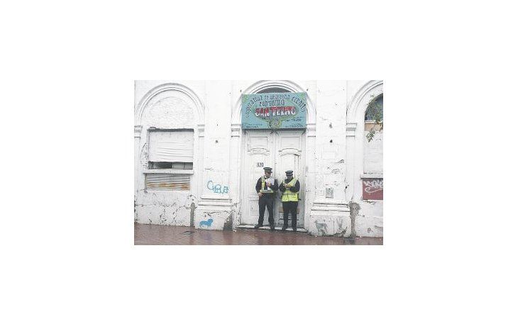La Policía Metropolitana reforzó la custodia en la puerta del ex Padelai, sobre la calle Balcarce, para evitar que más personas se instalen en la propiedad.