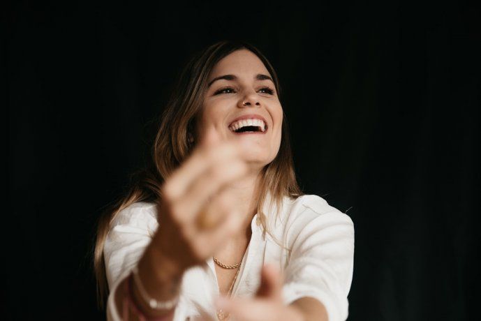 La española Elvira Sastre llega al país con su espectáculo de poesía y