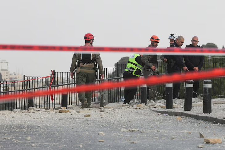 Personal de seguridad trabajó en la zona para limpiar los restos del misil interceptado. Personal de seguridad trabajó en la zona para limpiar los restos del misil interceptado.