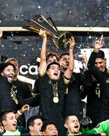 Gilberto Mora fue la gran y refrescante irrupción de la Selección Mexicana. Con 16 años y 265 días, el adolescente mexicano de Xolos acaba de ganar con la Selección Mexicana la Copa de Oro y se convirtió en el jugador más jóven en ganar un torneo avalado por la FIFA Gilberto Mora fue la gran y refrescante irrupción de la Selección Mexicana. Con 16 años y 265 días, el adolescente mexicano de Xolos acaba de ganar con la Selección Mexicana la Copa de Oro y se convirtió en el jugador más jóven en ganar un torneo avalado por la FIFA