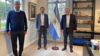 El director científico de la Fundación INFANT, Fernando Polack (izquierda), en una visita al presidente Alberto Fernández en la residencia de Olivos junto al gerente general de la compañía farmacéutica Pfizer, Nicolás Vaquer.