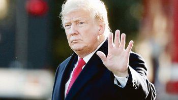 a la defensiva. El presidente de Estados Unidos se expresó ayer por Twitter sobre el informe del fiscal especial Robert Mueller, que se dará a conocer mañana. No (hubo) colusión, no (hubo) obstrucción, escribió.