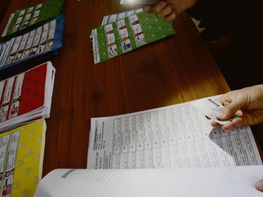 PLAN B. Con ayuda de las linternas de los celulares muchas autoridades de mesa se las arreglaron para suplir la falta de electricidad.