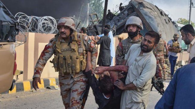 Un funcionario informó que el ataque ocurrió en Quetta, la capital del estado, y dejó más de 50 heridos, además de confirmar que había militares entre las víctimas.