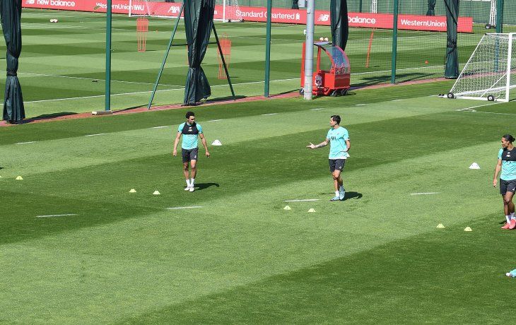Los jugadores de Liverpool volvieron a las prácticas respetando la distancia social que requiere el protocolo sanitario.