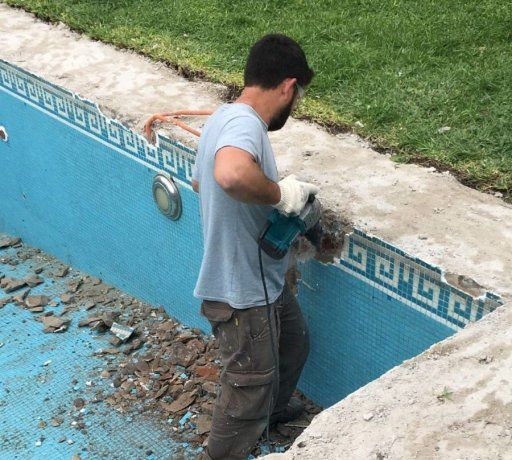 Trabajos de refacción en una piscina: reparación de revestimiento y estructura para dejarla lista de cara al verano Trabajos de refacción en una piscina: reparación de revestimiento y estructura para dejarla lista de cara al verano