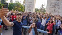pedro rosemblat y ofelia fernandez recorren la ciudad en plena campana
