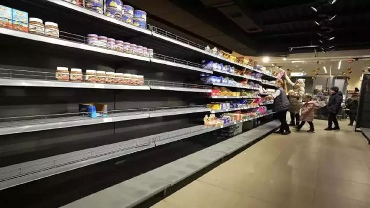 En Nikolaev de Rusia, se pueden ver estantes vacíos dentro de un supermercado.
