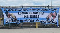 Bandera lomense en la previa de la semifinal de la Argentina.