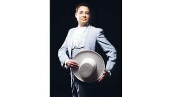 Aunque ya conocido por los amantes de la música española como invitado de shows de Luis Aguilé, Manuel de Segura se revela ahora como un cantante de estupendas condiciones vocales y dramáticas.