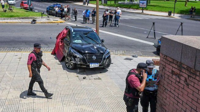 La actriz Patricia Scheuer embisitó a dos turistas brasileños con su camioneta.