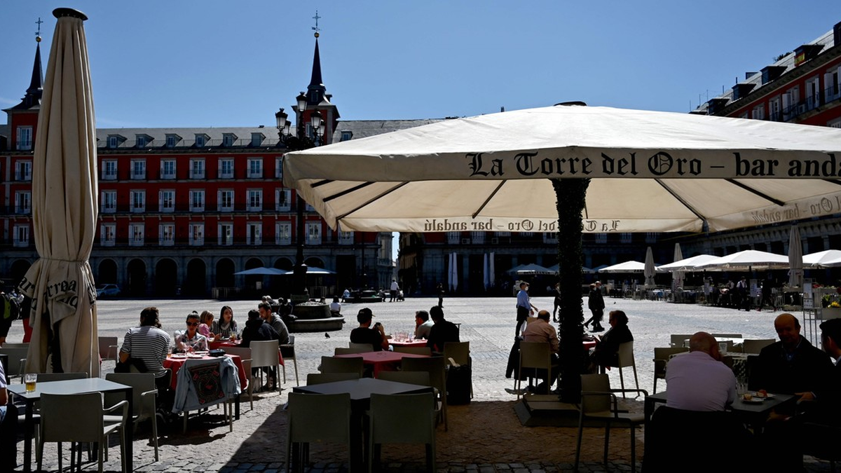 What are the requirements to emigrate to Spain with Italian citizenship and what procedures must be done?