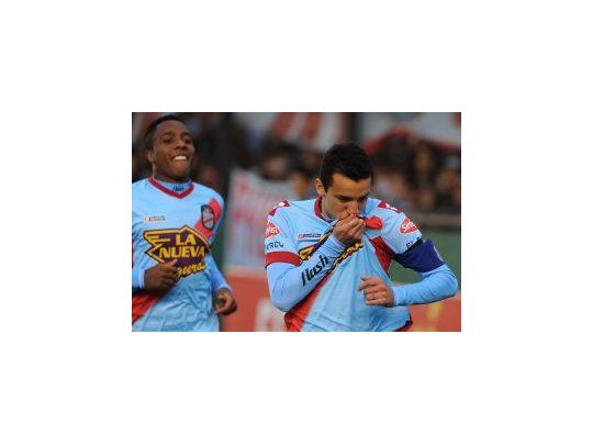 Ortíz y Carbonero, dos de los goleadores en la noche de Sarandí.