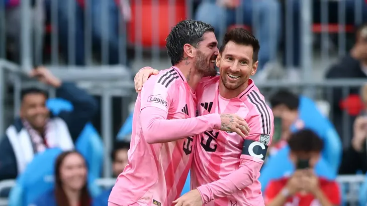 Lionel Messi y Rodrigo de Paul son dos de los tres mejores pagos de la MLS. El rosarino sigue liderando el ranking, mientras que el volante de Inter Miami se ubica tercero. Lionel Messi y Rodrigo de Paul son dos de los tres mejores pagos de la MLS. El rosarino sigue liderando el ranking, mientras que el volante de Inter Miami se ubica tercero.