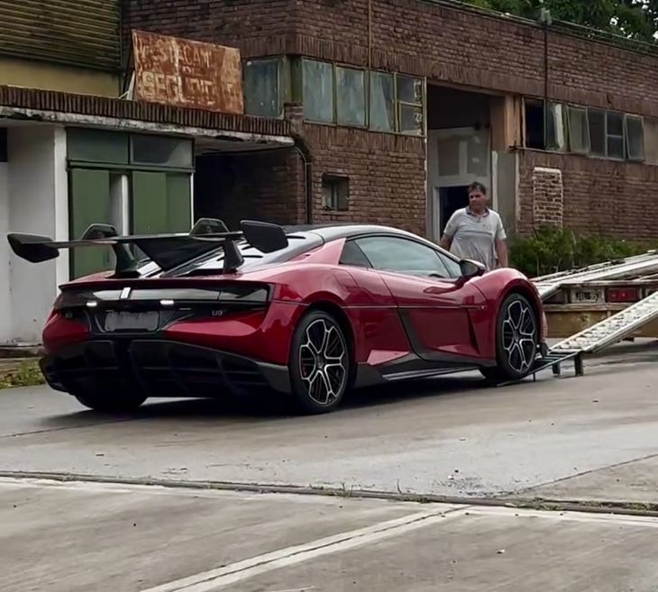 Una unidad de color rojo llegó recientemente al país, generando gran expectativa entre los fanáticos del automovilismo y la tecnología. Una unidad de color rojo llegó recientemente al país, generando gran expectativa entre los fanáticos del automovilismo y la tecnología.
