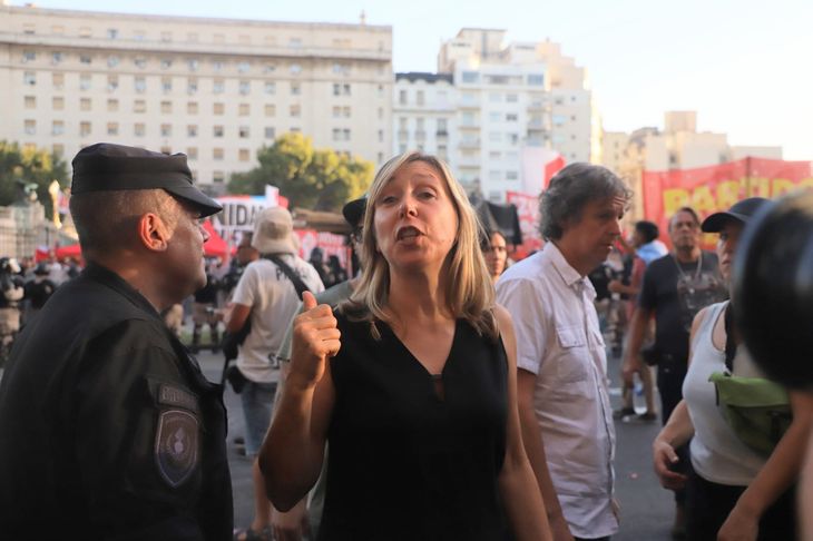 Myriam Bregman se sumó a la movilización en contra de la ley ómnibus y repudió la represión. Myriam Bregman se sumó a la movilización en contra de la ley ómnibus y repudió la represión.