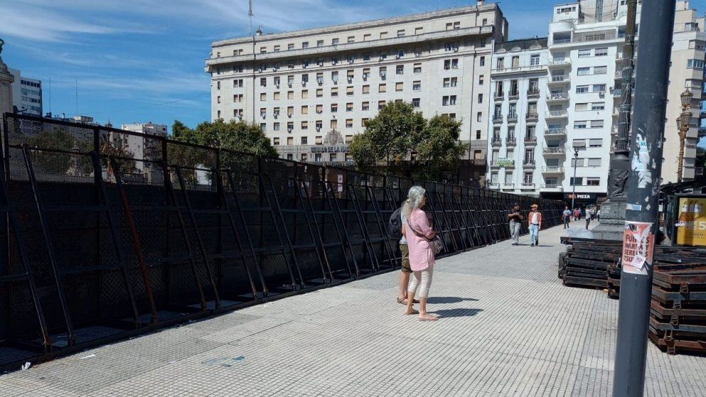 El Congreso se prepara para una nueva jornada de protestas en las inmediaciones, sumado a la tensión política adentro por el debate del DNU del FMI.