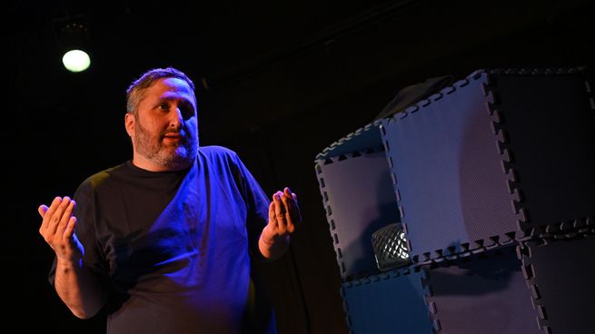 Se estrena el unipersonal autobiográfico “Mazel Toc”, escrito por Nicolás Litman y Fernando Ricco, sobre la vida del primero.&nbsp;