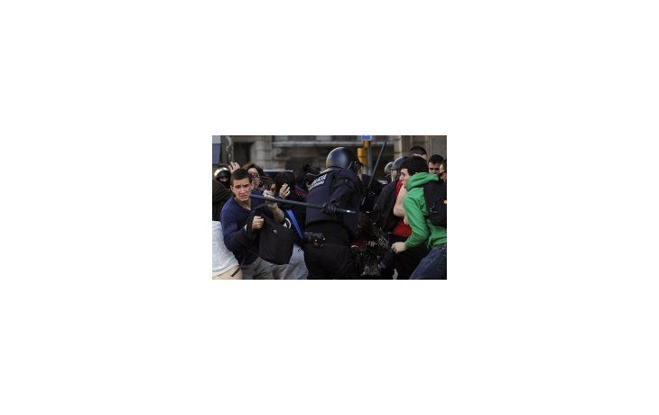 La policía lanzó allí balas de goma para dispersar a los manifestantes violentos.