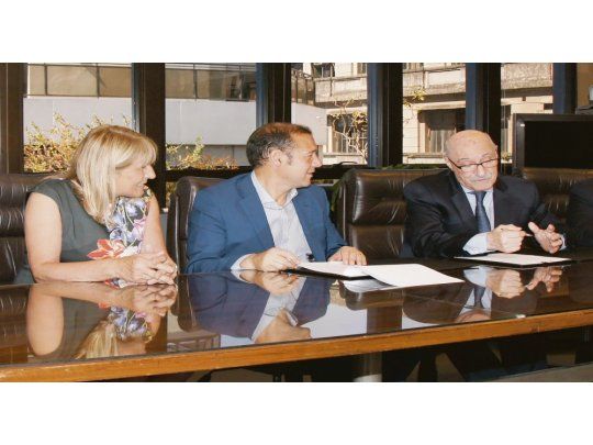ACUERDO. El gobernador Gutiérrez, el secretario general del CFI y la diputada nacional Alma Sapag.
