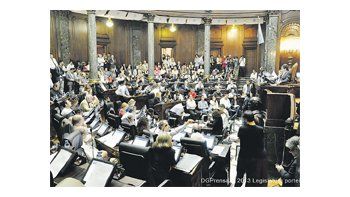 En la última sesión del año y cuando hoy asumen los nuevos legisladores porteños, el PRO concedió leyes a la oposición y logró aprobar el sistema de boleta única para las elecciones y también un perdón a empresarios del juego.