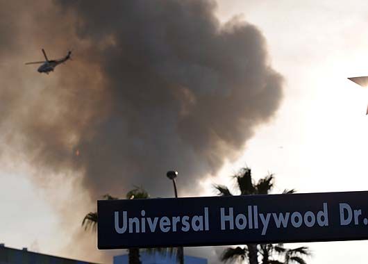 Un incendio consumió parte de los estudios Universal en California (foto 1)