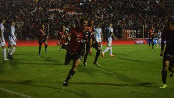 Diego Schmidt abrió el marcador para Colón, que luego derrotó a Atlético Tucumán en los penales.