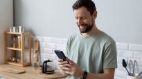 Cada vez más personas adoptan un hábito cotidiano con el celular que despierta preguntas entre especialistas.