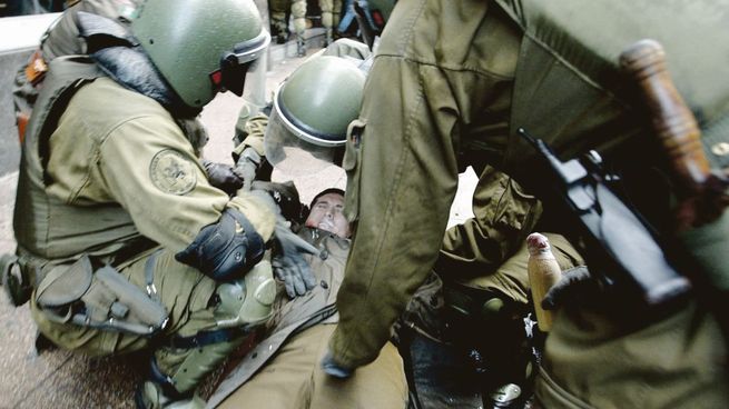 SINÓNIMOS. Carabineros y represión de la protesta social son las dos caras de una misma moneda en Chile, incluso en democracia. La Convención que redacta una nueva Constitución ya planea su reemplazo por una nueva policía.