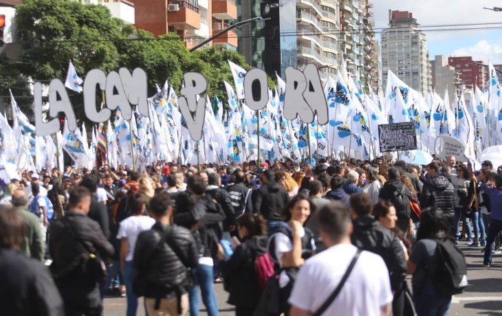 Multitudinaria columna de La Cámpora marcha a Plaza de Mayo.