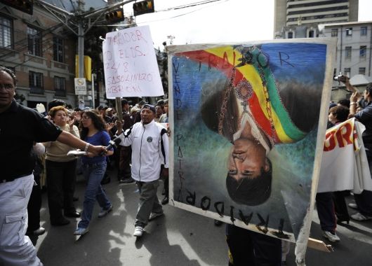 Violenta jornada de protestas y huelgas en Bolivia por el alza de combustibles