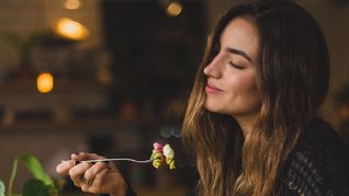 Ciertos alimentos pueden contribuir a nuestra felicidad y bienestar.&nbsp;