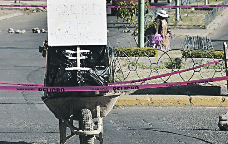 PROTESTA. Una familia cortó la calle con el ataúd de Roli Pinto Centeno en Cochabamba para protestar por la falta de respuesta de las autoridades.
