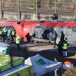 La niña escapó por una ventana. La niña escapó por una ventana.