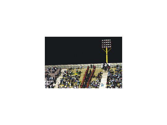 La fiesta estaba preparada para que todo Chaco viviera la revancha del Superclásico de las Américas, pero el micro que trasladó a Brasil rompió uno de los principales cables de luz, y afectó un transformador. Finalmente, por falta de luz, el partido se suspendió.