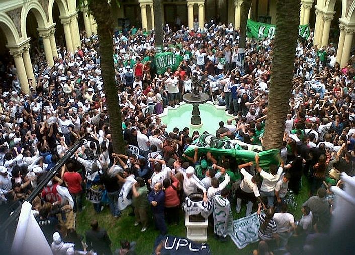 Militantes coparon los patios internos de la Rosada (foto 3)