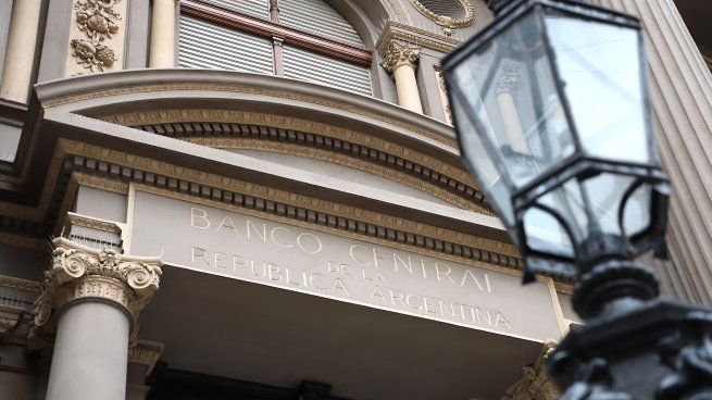 El BCRA alcanzó los u$s1.000 millones en compras durante octubre, aunque las reservas retrocedieron y el dólar mayorista registró su mayor suba desde comienzos de mes.