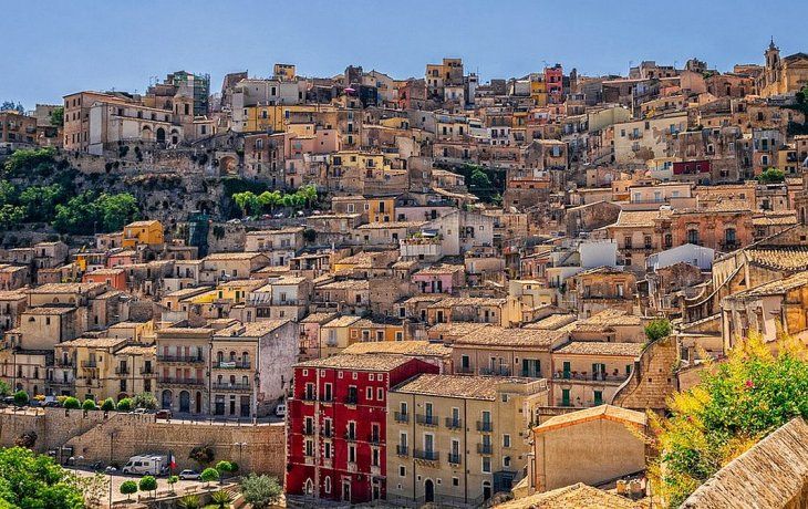 Como una estrategia ya común en Italia, y en Europa, la administración siciliana ha vendido las casas desocupadas por un&nbsp;euro&nbsp;para repoblar el pueblo
